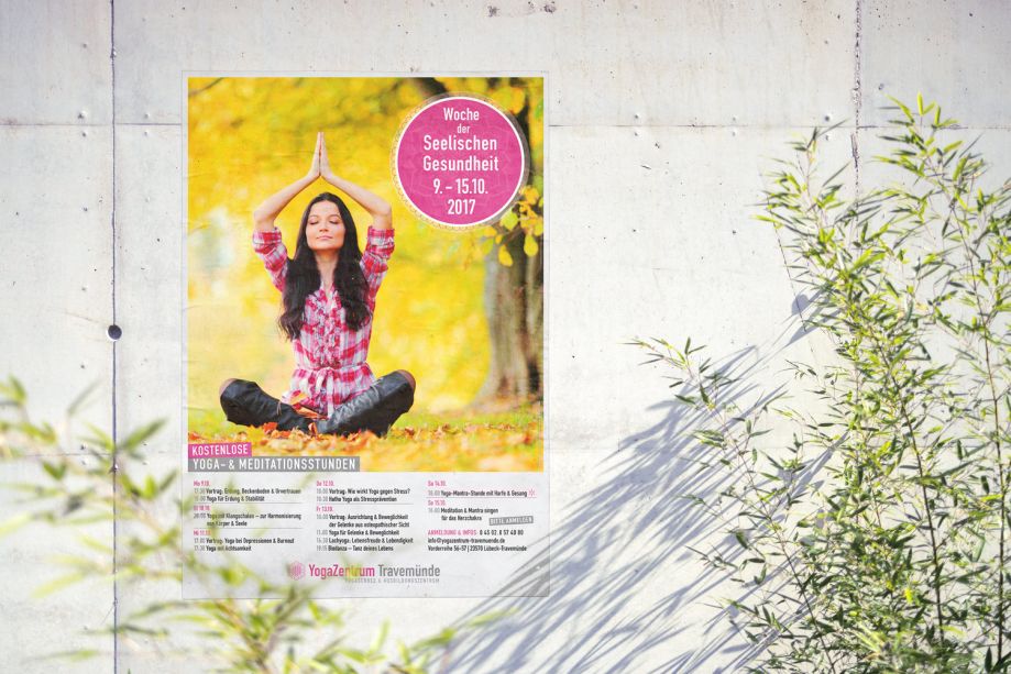 Eine Frau sitzt im gelben Herbstwald und zeigt eine Yogapose - Konzept für Yogazentrum Travemünde - Ulrike Schwier Kommunikationsdesign 