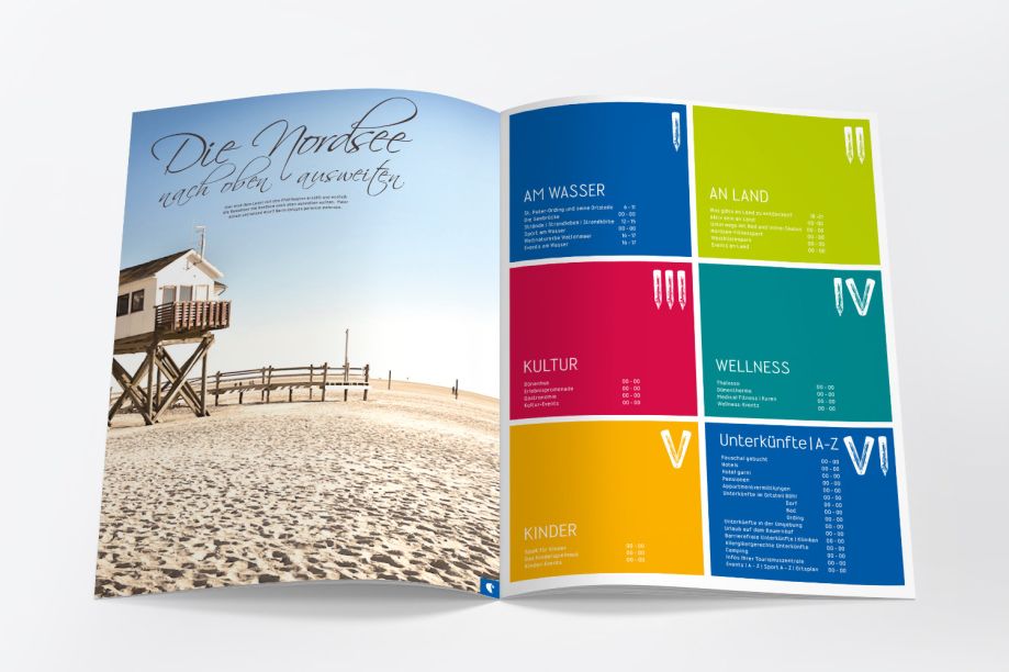 Aufgeschlagener Katalog der Stadt St. Peter Ording - Piktogrammentwicklung & Grafikdesign Ulrike Schwier.